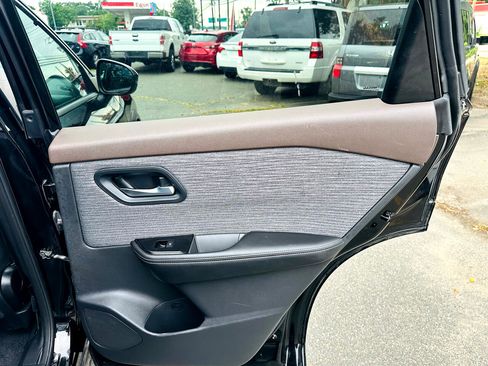 Used 2022 Nissan Rogue SV image 35