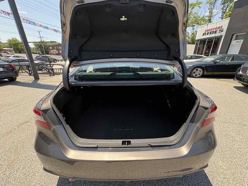 Used 2018 Toyota Camry SE FWD image 21
