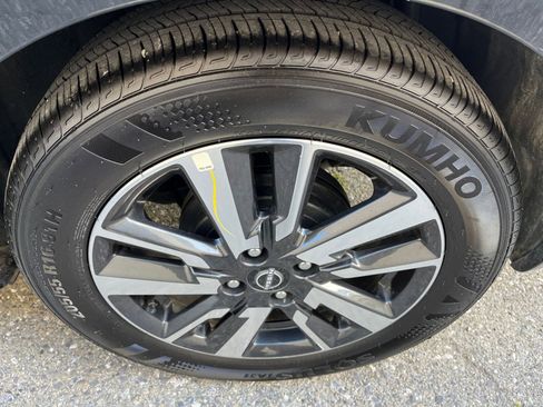 Used 2025 Nissan Versa SV image 28