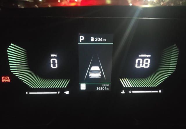 Used 2025 Kia Carnival FWD image 4