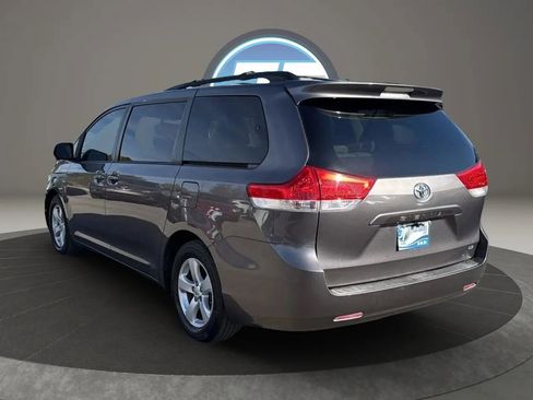 Used 2012 Toyota Sienna LE image 5