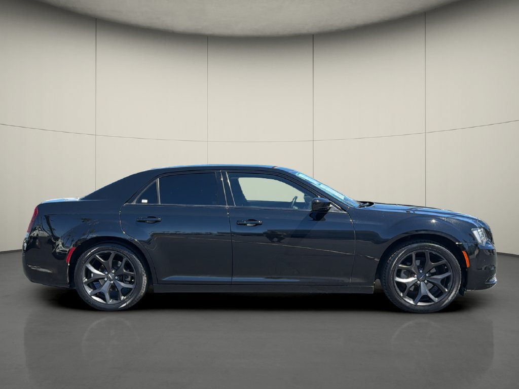 Used 2022 Chrysler 300 Touring w/ Sport Appearance Package RWD image 8