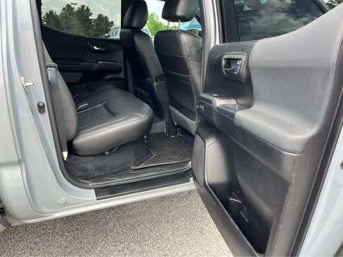 Used 2021 Toyota Tacoma TRD Off-Road AWD/4WD image 28