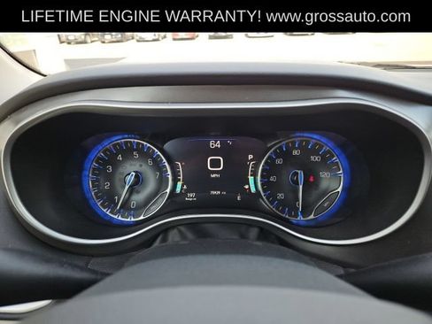 Used 2023 Chrysler Pacifica Touring-L FWD image 18