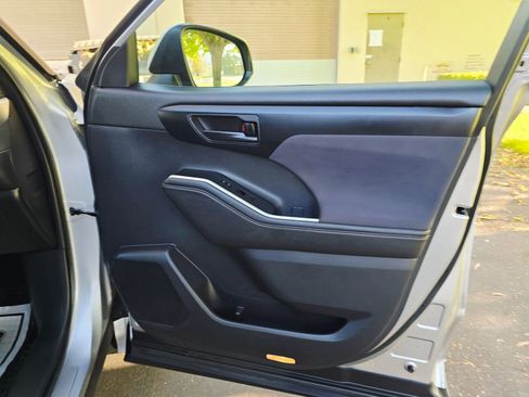 Used 2020 Toyota Highlander LE image 22