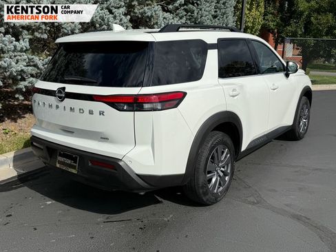 Used 2025 Nissan Pathfinder SV image 9