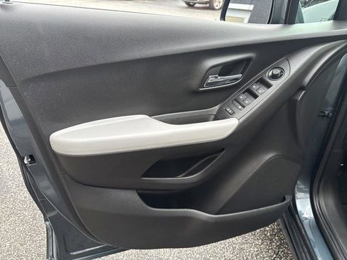 Certified 2022 Chevrolet Trax LT w/ LT Convenience Package image 16