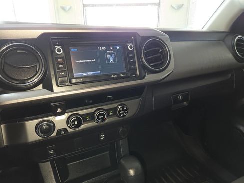 Used 2017 Toyota Tacoma SR5 AWD/4WD image 32