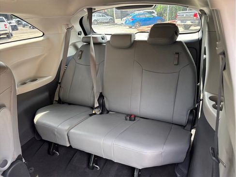Used 2023 Toyota Sienna XLE FWD image 39