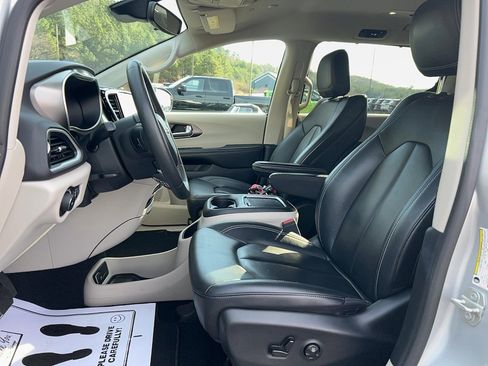 Used 2024 Chrysler Pacifica Touring-L image 10