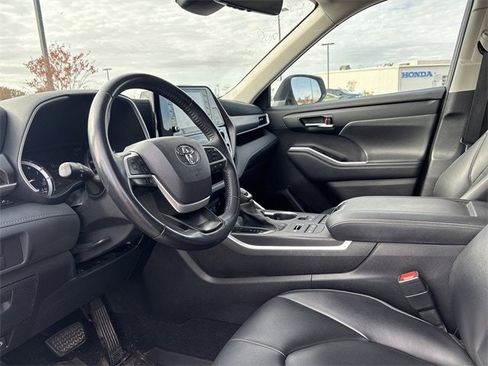 Used 2022 Toyota Highlander XLE image 10
