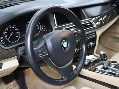 Used 2014 BMW 740i image 11