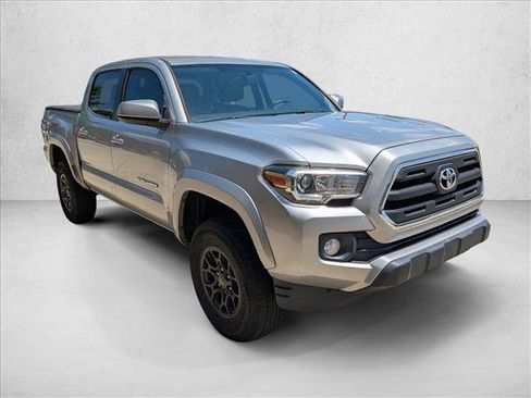 Used 2017 Toyota Tacoma SR5 w/ Tow Package RWD image 3