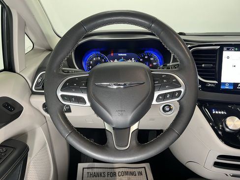 Used 2024 Chrysler Pacifica Touring-L image 14