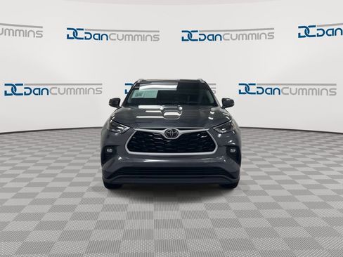 Used 2024 Toyota Highlander XLE image 3