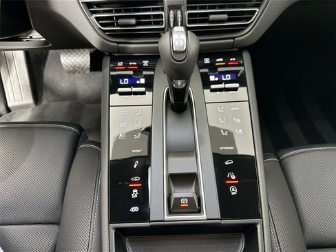 Certified 2025 Porsche Macan S AWD/4WD image 24