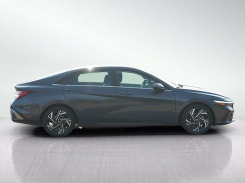 Used 2024 Hyundai Elantra Limited FWD image 6