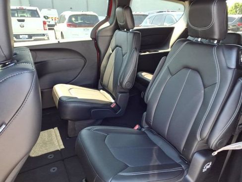 New 2027 Chrysler Pacifica Select AWD/4WD image 17