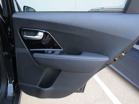 Used 2022 Kia Niro EX image 25