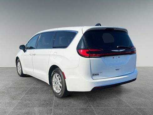 Used 2023 Chrysler Pacifica Touring-L FWD image 4