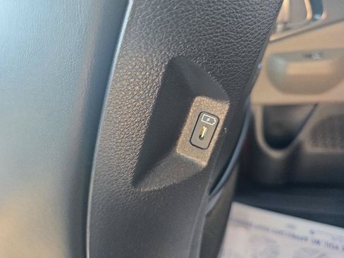 Used 2025 Kia Carnival FWD image 17