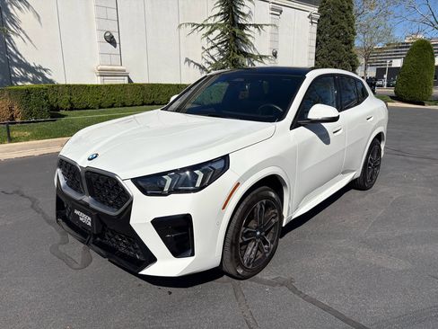 Used 2025 BMW X2 xDrive28i AWD/4WD image 3
