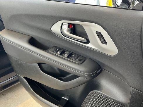 Used 2025 Chrysler Pacifica Limited image 20