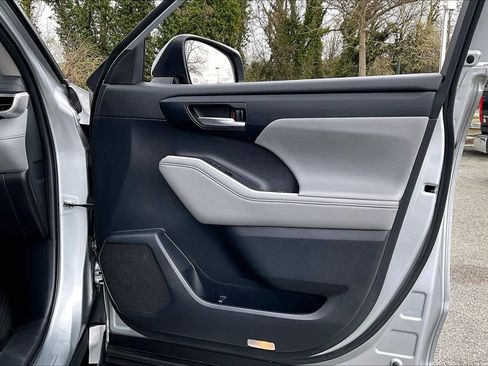 Used 2023 Toyota Highlander XLE image 23