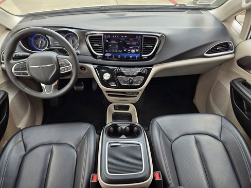 Used 2023 Chrysler Pacifica Touring-L FWD image 14