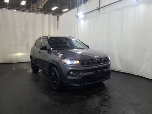 Used 2024 Jeep Compass Latitude w/ Convenience Group AWD/4WD image 3