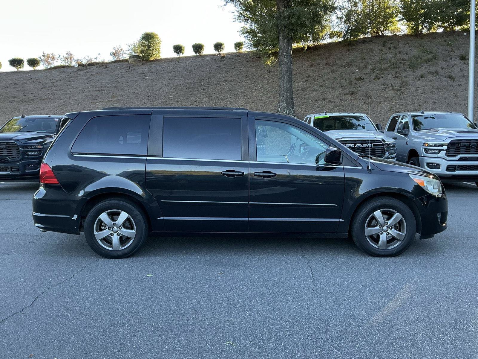 Used 2011 Volkswagen Routan SE FWD image 6