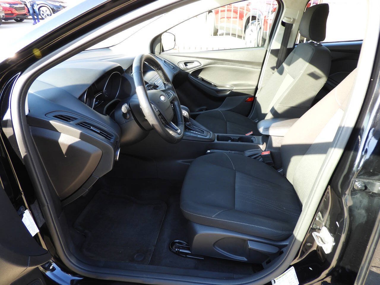Used 2018 Ford Focus SE w/ Cold Weather Package FWD image 13