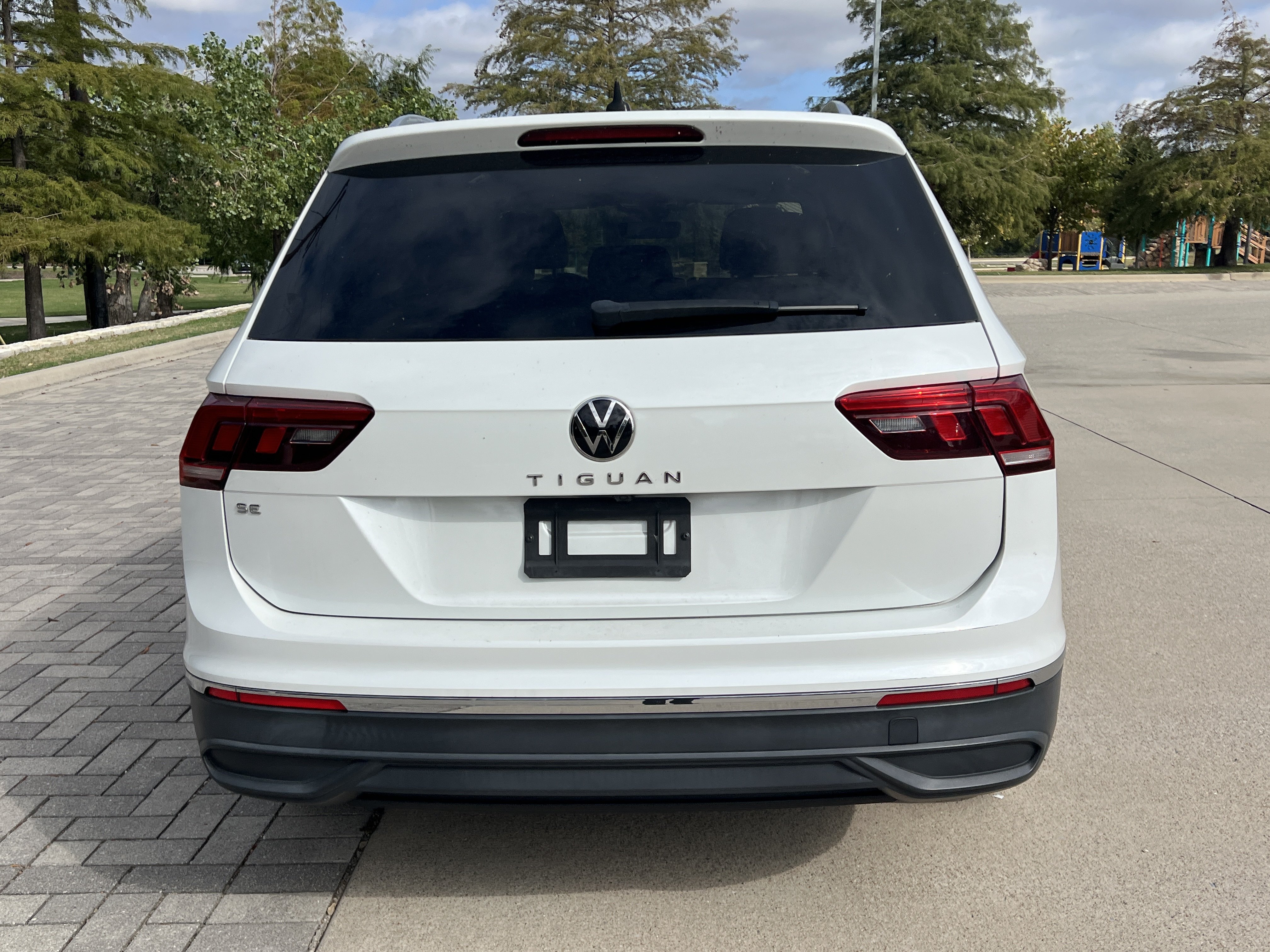 Used 2023 Volkswagen Tiguan SE w/ Panoramic Sunroof Package FWD image 8