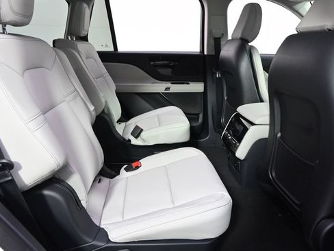 New 2026 Lincoln Aviator AWD w/ Jet Appearance Package image 18