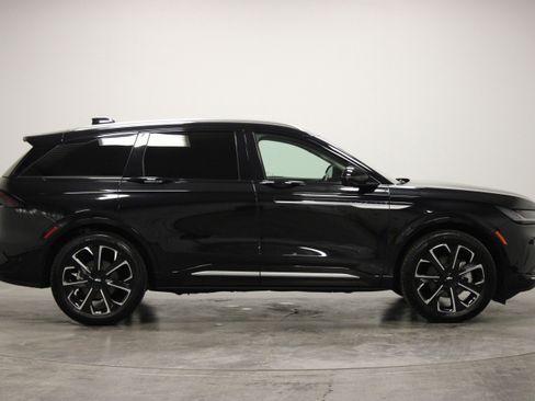 Used 2024 Lincoln Nautilus Reserve w/ Equipment Group 202A AWD/4WD image 9