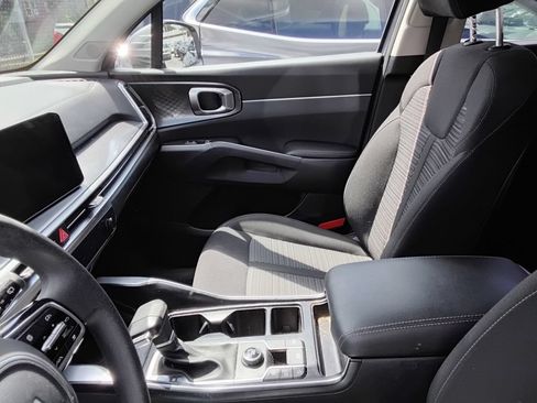Used 2025 Kia Sorento LX FWD image 9