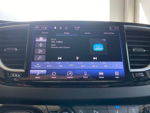 Used 2023 Chrysler Pacifica Touring-L image 21