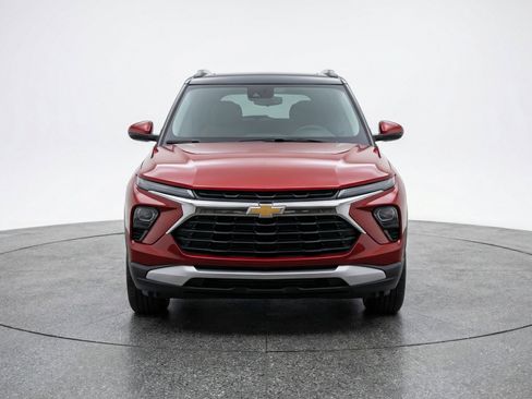 Used 2025 Chevrolet TrailBlazer LT image 2