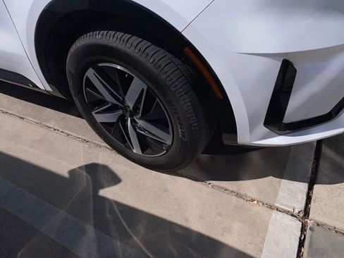 Used 2023 Kia Sorento S image 4