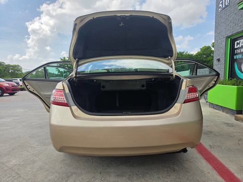 Used 2010 Toyota Camry LE image 25