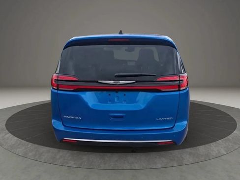 Used 2026 Chrysler Pacifica Limited FWD image 5