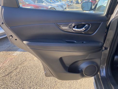 Used 2018 Nissan Rogue SV w/ Premium Package image 17