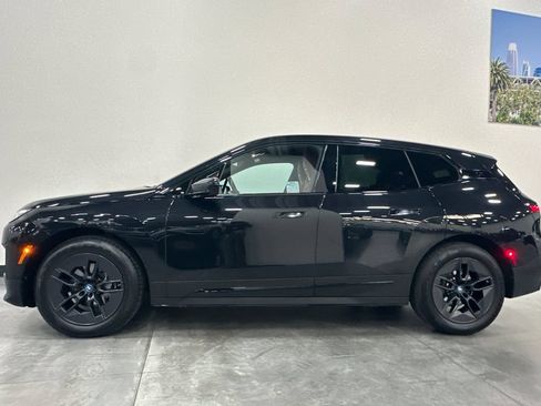 Used 2024 BMW iX xDrive50 w/ Premium Package AWD/4WD image 7