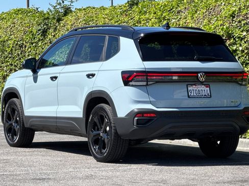 Used 2025 Volkswagen Taos SE AWD/4WD image 7