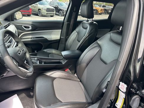 Used 2025 Jeep Compass Latitude w/ Sun & Sound Group AWD/4WD image 12