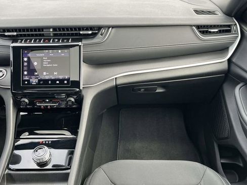 Used 2024 Jeep Grand Cherokee Laredo X image 19