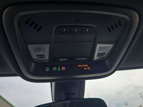 Used 2023 Chevrolet Traverse LT FWD image 40
