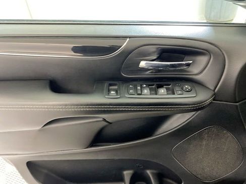 Used 2017 Dodge Grand Caravan SE FWD image 26