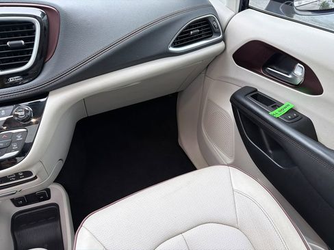 Used 2020 Chrysler Pacifica Limited FWD image 36