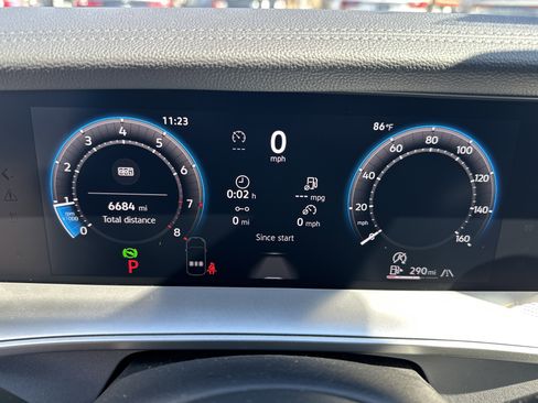 Used 2025 Volkswagen Tiguan SE image 12